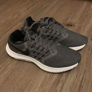 Women’s Nikes size 6